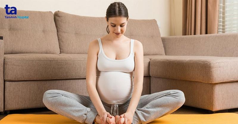 Học sinh lớp 6 đang thực hiện động tác điều hòa trong bài thể dục, tập trung vào hơi thở và thả lỏng cơ thể